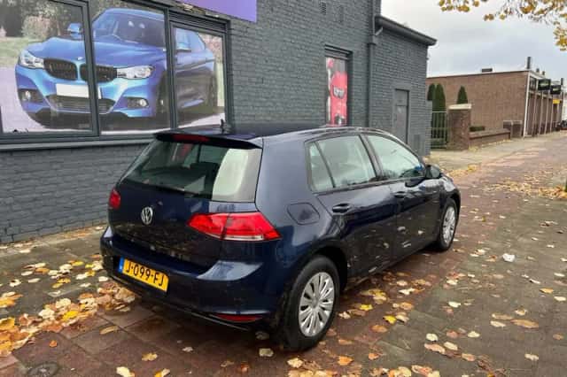 Volkswagen Golf (2017) thumbnail 2