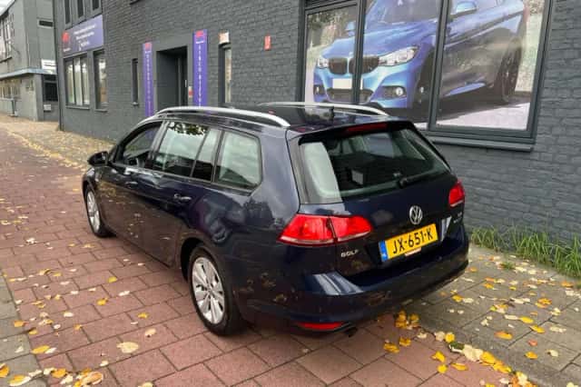 Volkswagen Golf (2016) thumbnail 2