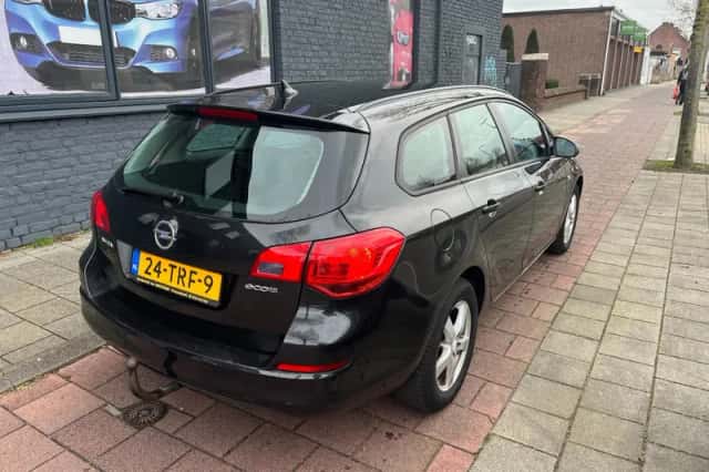 Opel Astra (2012) thumbnail 2