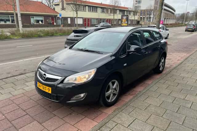 Opel Astra (2012) thumbnail 3