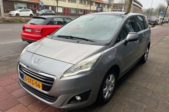 Peugeot 5008 (2013) thumbnail 4