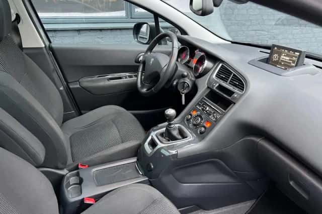 Peugeot 5008 (2013) thumbnail 6