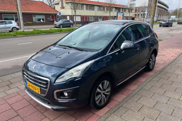 Peugeot 3008 (2015) thumbnail 2