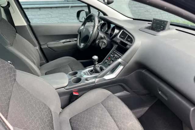 Peugeot 3008 (2015) thumbnail 6
