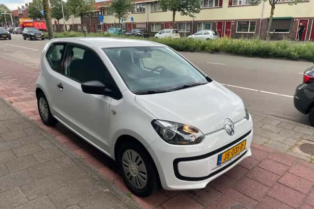 Volkswagen Up! (2016) thumbnail 3