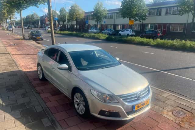 Volkswagen Passat (2011) thumbnail 2