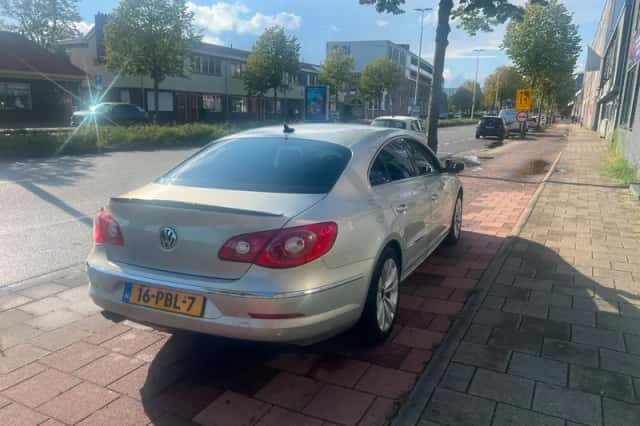 Volkswagen Passat (2011) thumbnail 4