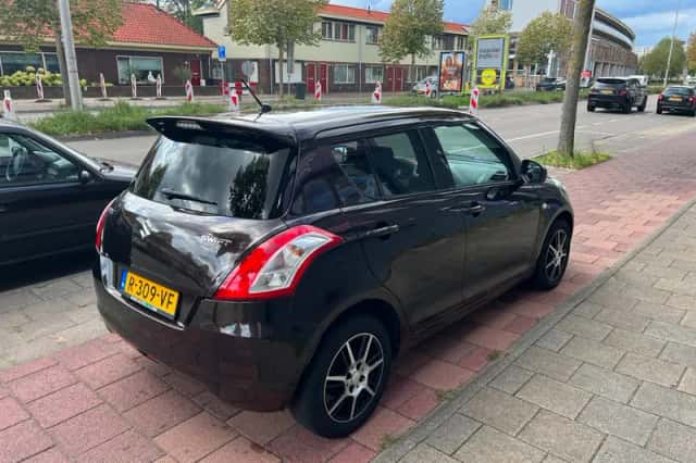 Suzuki Swift (2013) thumbnail 4