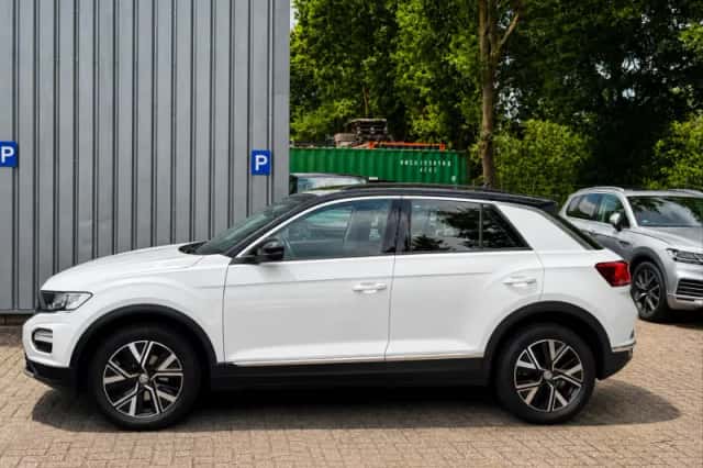 Volkswagen T-Roc (2019) thumbnail 2
