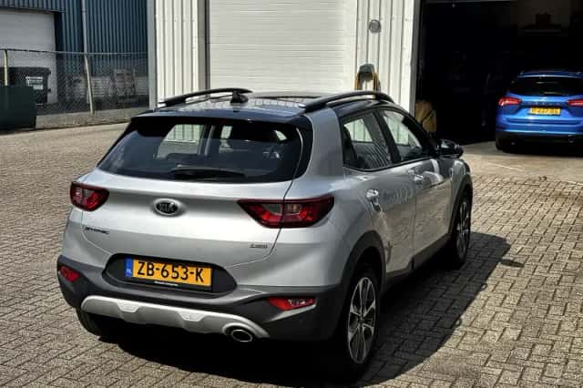 Kia Stonic (2019) thumbnail 5