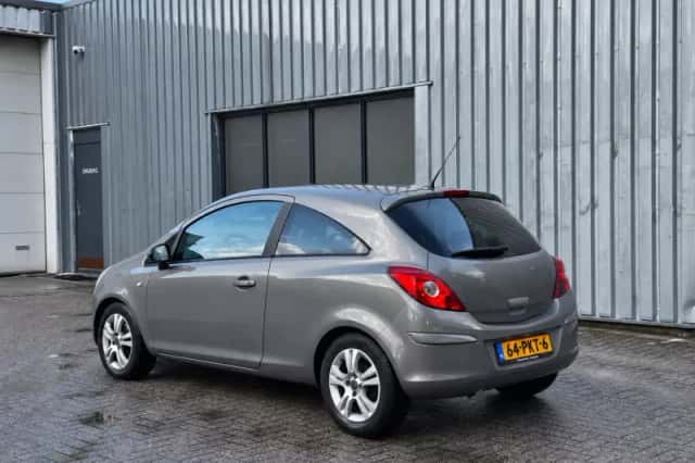 Opel Corsa (2011) thumbnail 3