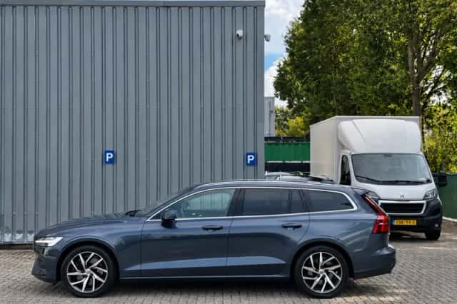 Volvo V60 (2019) thumbnail 2