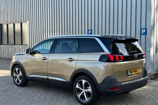 Peugeot 5008 (2017) thumbnail 2