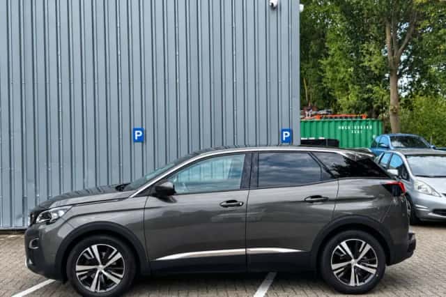 Peugeot 3008 (2018) thumbnail 2
