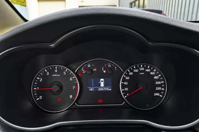 Kia Carens (2014) thumbnail 6