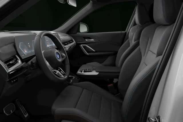 BMW iX1 (2023) thumbnail 2