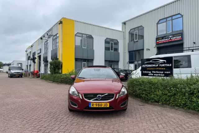 Volvo V60 (2013) thumbnail 2