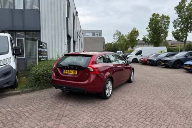 Volvo V60 (2013) thumbnail 4