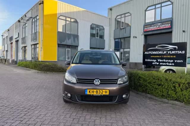 Volkswagen Touran (2011) thumbnail 2