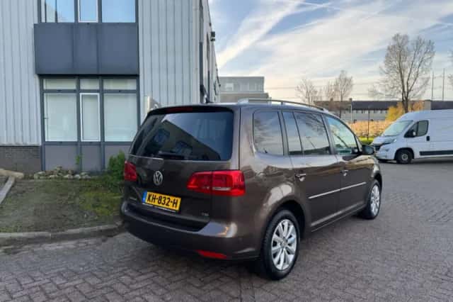 Volkswagen Touran (2011) thumbnail 4