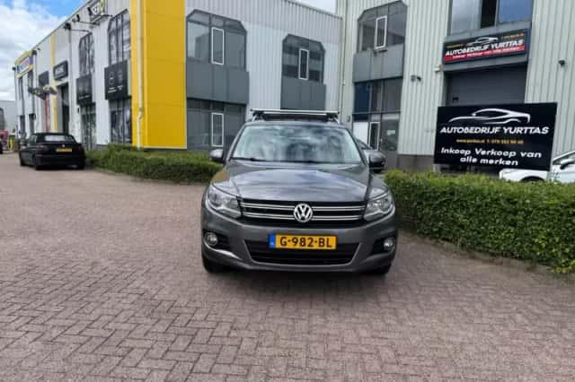 Volkswagen Tiguan (2015) thumbnail 2