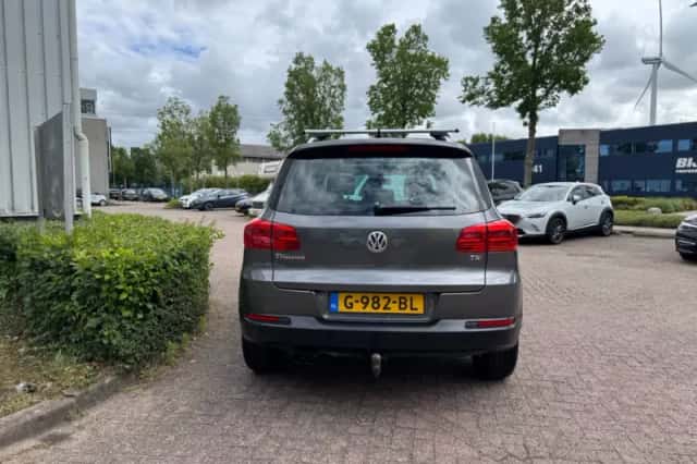 Volkswagen Tiguan (2015) thumbnail 3