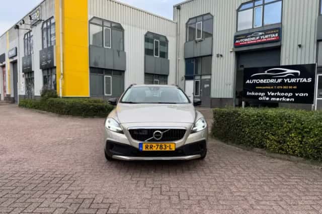 Volvo V40 Cross Country (2018) thumbnail 2