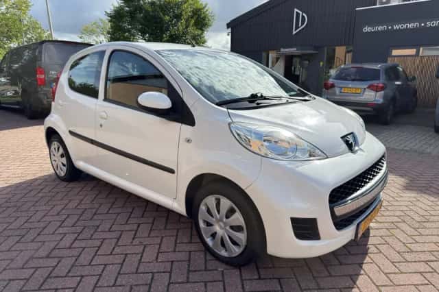 Peugeot 107 (2011) thumbnail 2