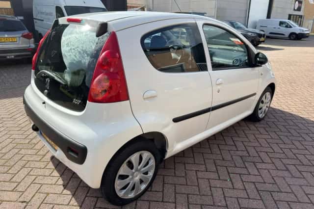 Peugeot 107 (2011) thumbnail 3