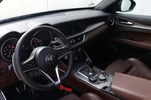 Alfa Romeo Stelvio (2020) thumbnail 4