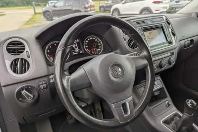 Volkswagen Tiguan (2016) thumbnail 2