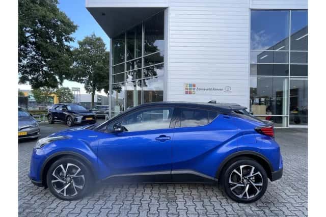 Toyota C-HR (2022) thumbnail 2