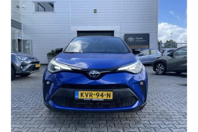 Toyota C-HR (2022) thumbnail 3
