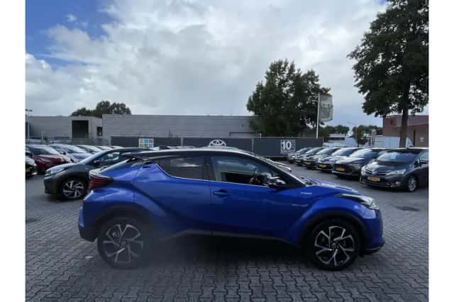Toyota C-HR (2022) thumbnail 4