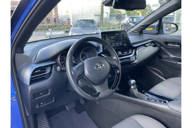 Toyota C-HR (2022) thumbnail 6