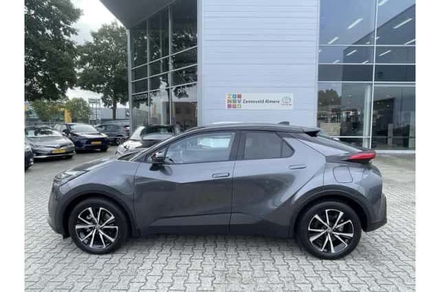 Toyota C-HR (2025) thumbnail 2