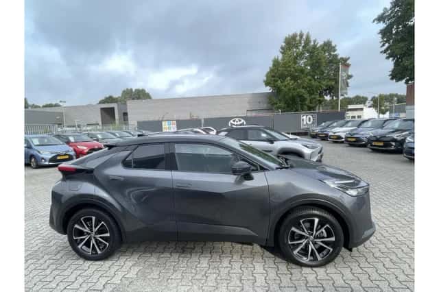 Toyota C-HR (2025) thumbnail 4