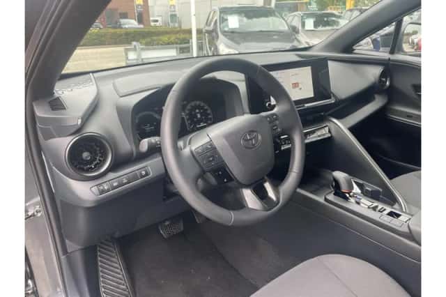 Toyota C-HR (2025) thumbnail 6