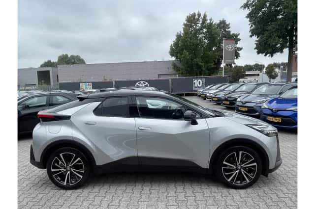 Toyota C-HR (2025) thumbnail 2