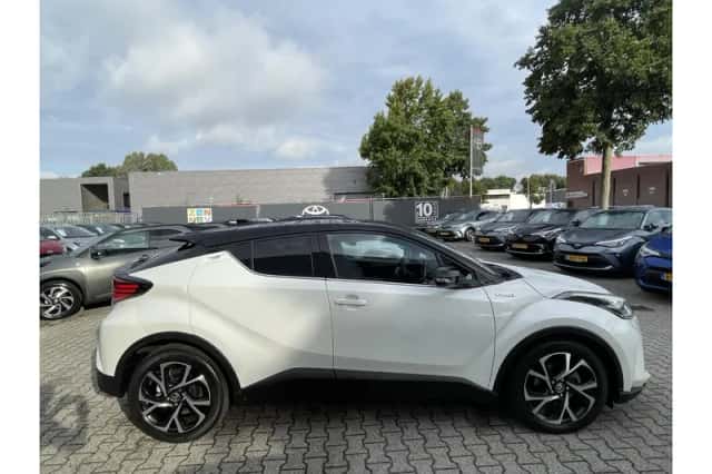 Toyota C-HR (2021) thumbnail 2