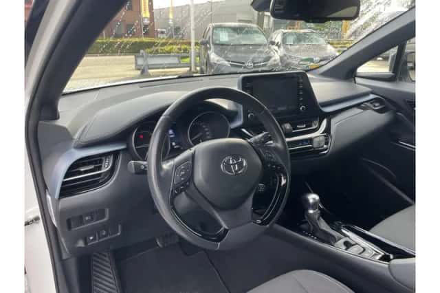 Toyota C-HR (2021) thumbnail 6