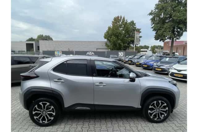 Toyota Yaris Cross (2024) thumbnail 2