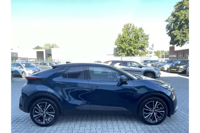 Toyota C-HR (2024) thumbnail 2