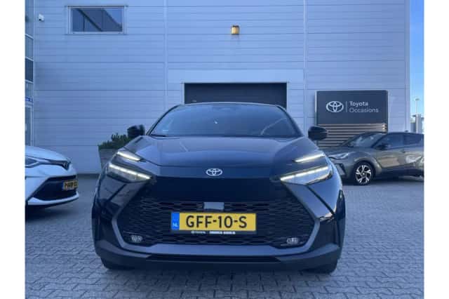 Toyota C-HR (2024) thumbnail 3