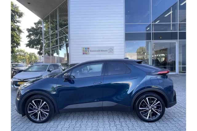 Toyota C-HR (2024) thumbnail 4