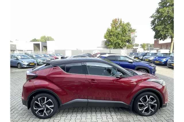 Toyota C-HR (2018) thumbnail 2