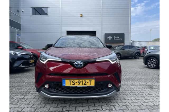 Toyota C-HR (2018) thumbnail 3