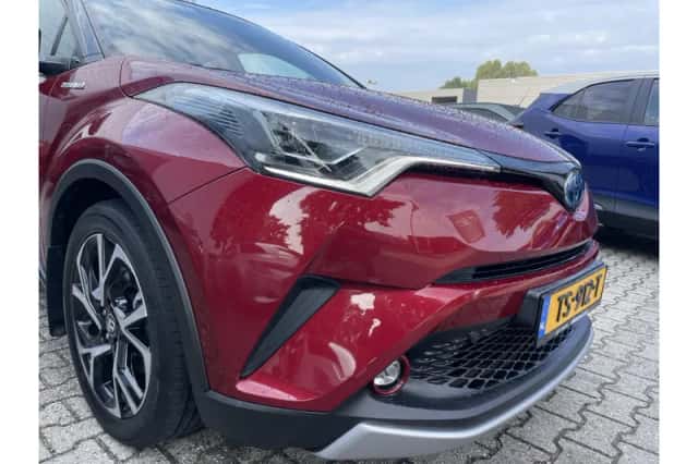 Toyota C-HR (2018) thumbnail 6