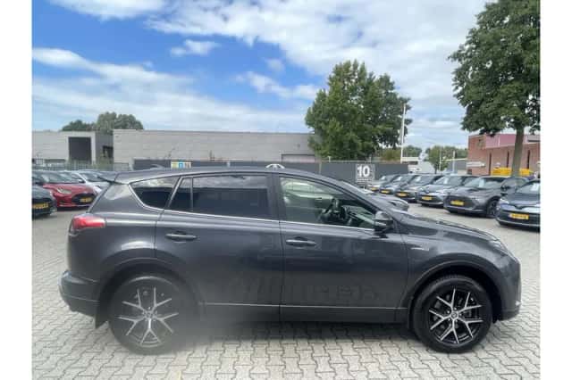 Toyota RAV4 (2017) thumbnail 2