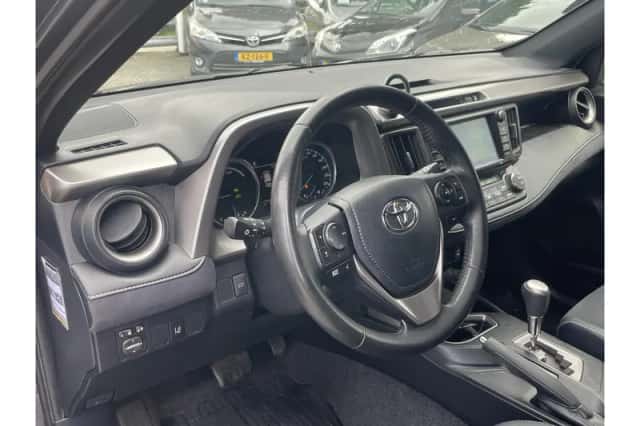 Toyota RAV4 (2017) thumbnail 5